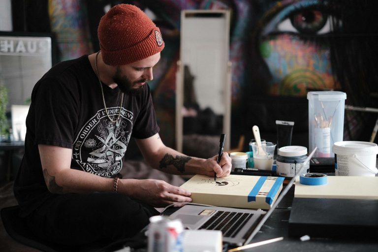 How Do I Make an Invoice for a Freelance Artist?
