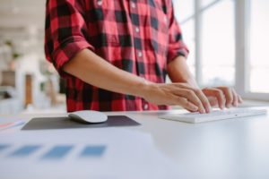 Types of Standing Desks and Their Benefits for Freelancers