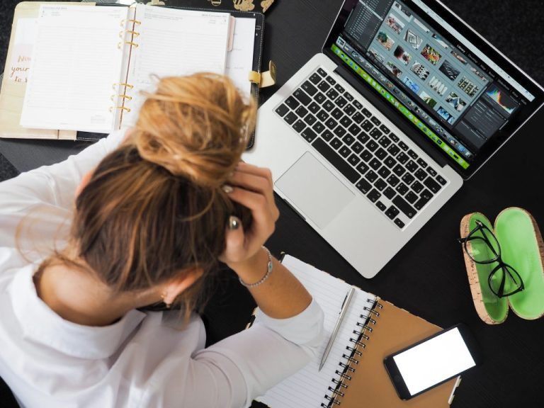 7 Damaging Ways Freelancers Show Anxiety and Ways to Hide It