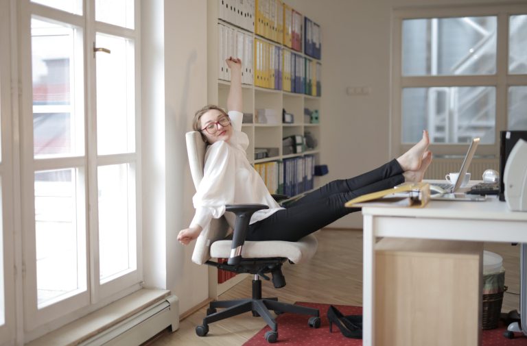 4 Benefits of Hiring a Virtual Assistant as a Freelancer (And Where They Can Help)